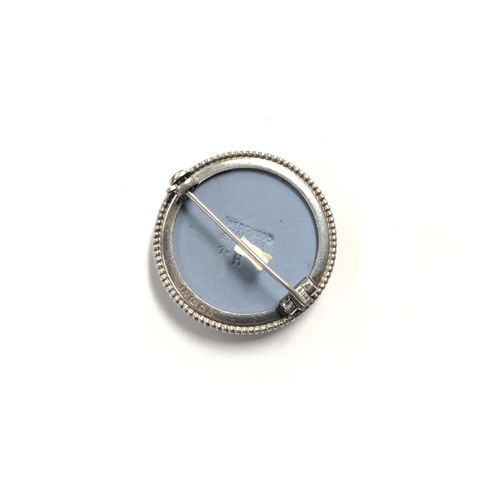 628 - A WEDGWOOD JASPER BLUE AND WHITE CIRCULAR BROOCH