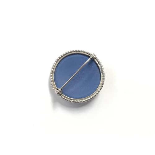 629 - A WEDGWOOD JASPER DARK BLUE AND WHITE CIRCULAR BROOCH