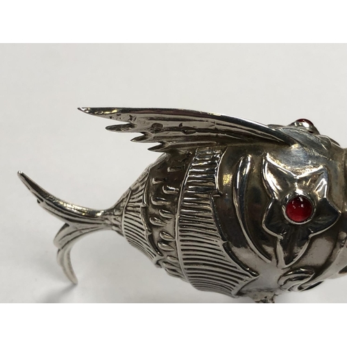 637 - A PAIR OF SILVER UNUSUAL FISH DESIGN CRUETS WITH SCREW UNDERSIDE FINS AND COLOURED EYES, HEIGHT 4.2C... 