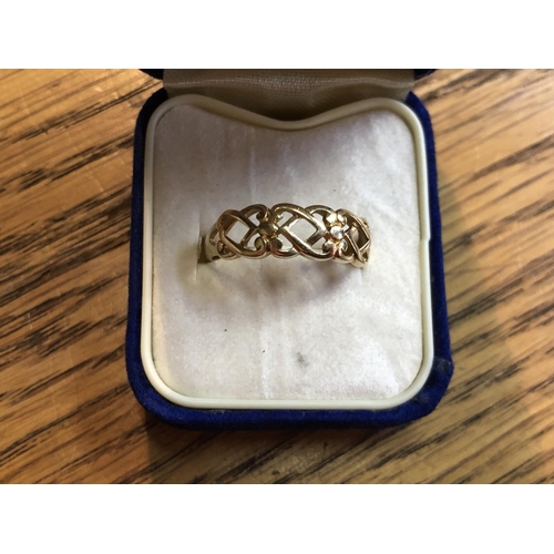 779 - A LADIES 9CT YELLOW GOLD 'CORNISH' RING, WEIGHT 1.9G