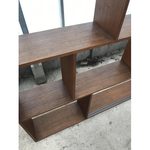 805 - A RETRO TEAK ROOM DIVIDER SHELVING UNIT - WIDTH 423 CM