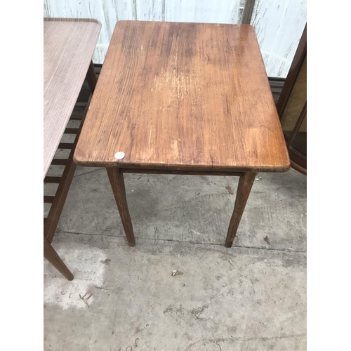 836 - A RETRO COFFEE TABLE AND A FOLDING OAK SIDE TABLE