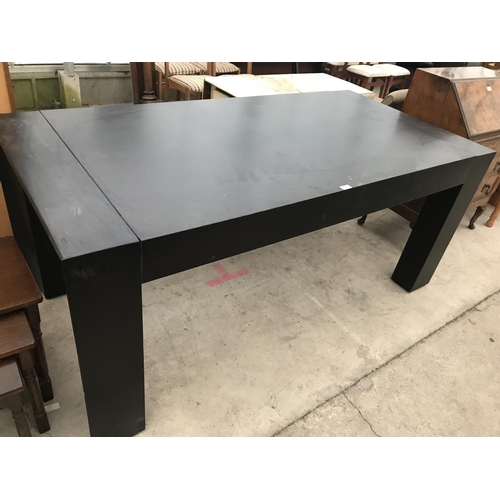 900 - A MODERN BLACK BLACK DINING TABLE ON SHAPED SUPPORTS 152 CM X 90 CM X 78 CM HIGH