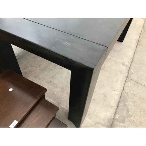 900 - A MODERN BLACK BLACK DINING TABLE ON SHAPED SUPPORTS 152 CM X 90 CM X 78 CM HIGH