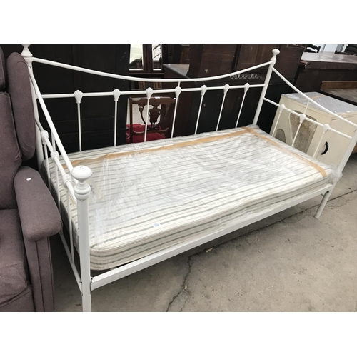 910 - A WHITE DAYBED