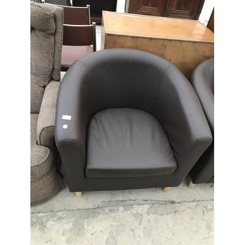 921 - A BROWN LEATHERETTE THREE PIECE TUB SUITE