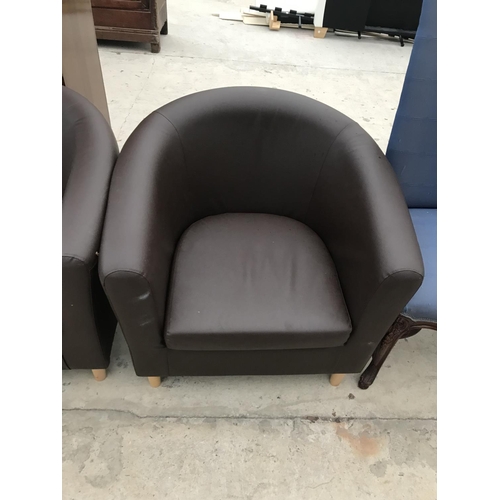 921 - A BROWN LEATHERETTE THREE PIECE TUB SUITE