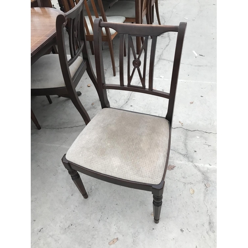 961 - AN EXTENDING MAHOGANY DINING TABLE AND FOUR CHAIRS