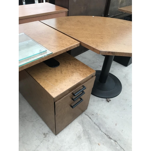 964 - A LARGE MODERN DESK AND TWO MATCHING FILING CABINETS