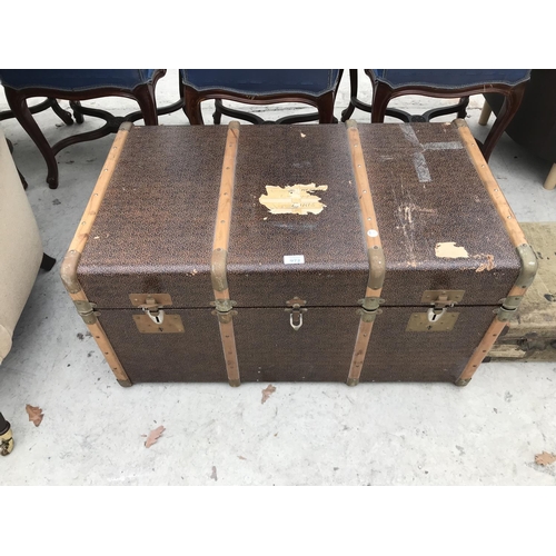 972 - A VINTAGE TRAVELLING TRUNK WITH INNER TRAY AND A VINTAGE SUITCASE