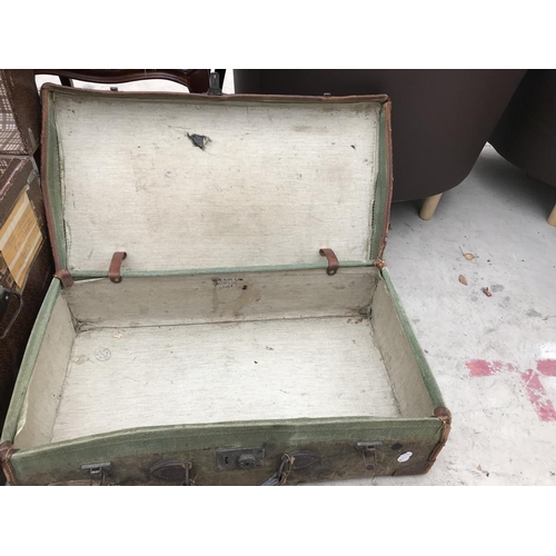 972 - A VINTAGE TRAVELLING TRUNK WITH INNER TRAY AND A VINTAGE SUITCASE