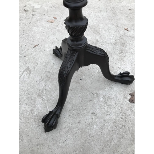 980 - A MAHOGANY TORCHERE ON CARVED TRIPOD SUPPORT WITH LION'S PAW FEET