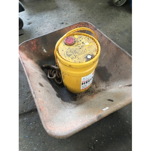 19 - A BARROW TOP, PLASTIC BUCKET AND HEAVY DUTY TOW CHAIN