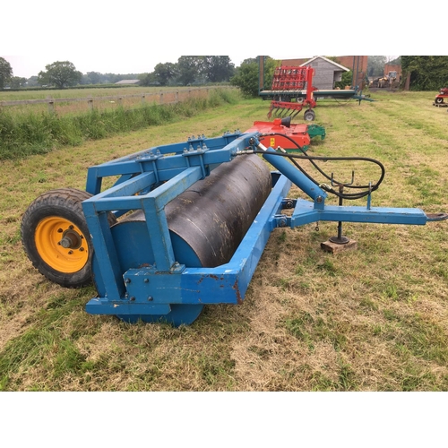 196 - A WATSON ROLLER WITH HYDRAULIC TRANSPORT WHEELS