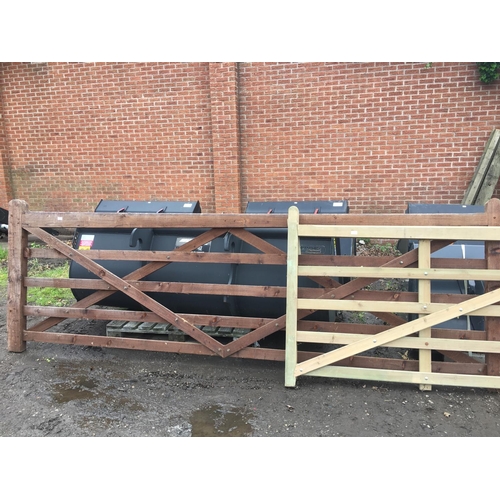 293 - A DARK BROWN 14FT FIVE BAR WOODEN GATE