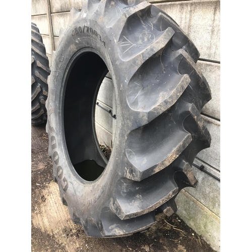 47 - A GOODYEAR TYRE 480 70 34