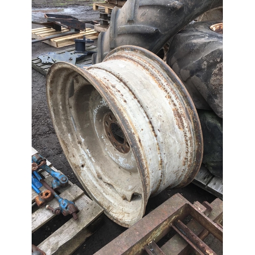 72 - A WHEEL RIM 14 34