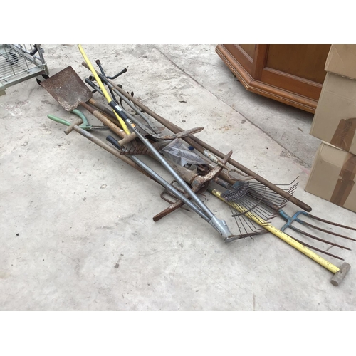 38 - A LARGE GROUP OF ASSORTED GARDEN TOOLS, RAKES, PICK ETC