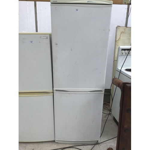 296 - A DAEWOO FRIDGE FREEZER IN WORKING ORDER (WITH WOODEN SHELVES AND ONE FREEZER DRAWER MISSING)