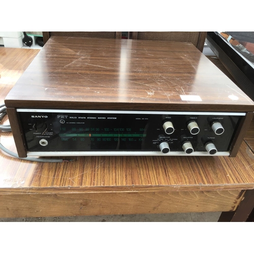 344 - A SANYO RADIO UNIT WITH A PAIR OF SPEAKERS