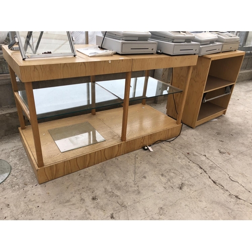 1095 - AN ILLUMINATED OAK SHOP DISPLAY STAND AND FURTHER UNIT (2)