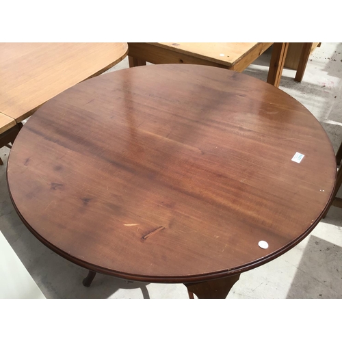 1259 - A MAHOGANY CIRCULAR TABLE WITH LOWER SHELF