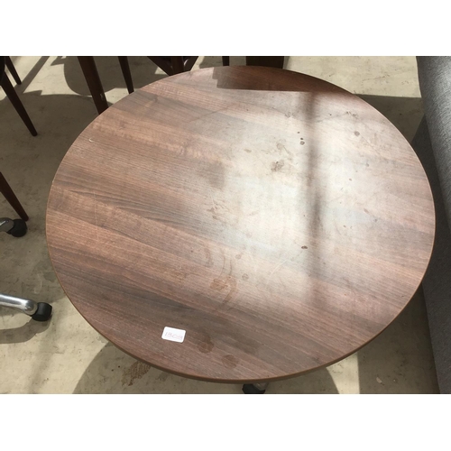 1303 - A RETRO CIRCULAR TOPPED TABLE WITH CHROME BASE AND GAS HEIGHT ADJUSTER