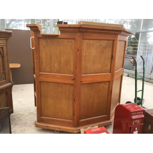 1321 - A LARGE PINE AUCTIONEERS ROSTRUM ON WHEELS, SEE PHOTOS