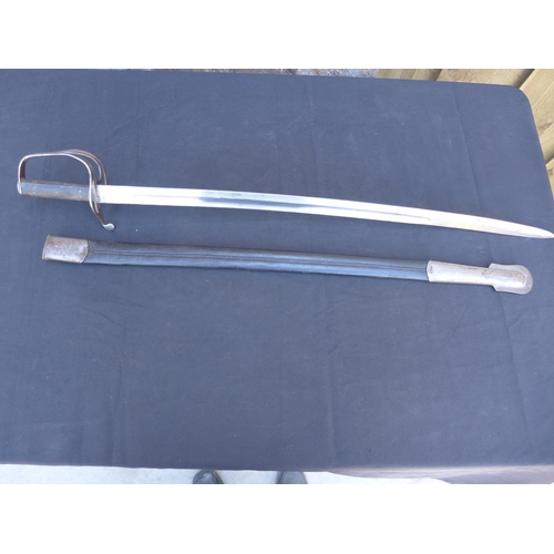 337 - A HEAVY CAVALRY SWORD AND SCABBARD, MARKED RODWELL AND CO - 84 CM BLADE