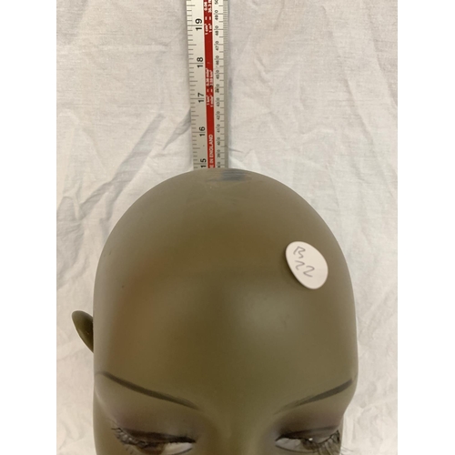 18 - A SHOP DISPLAY MANNEQUIN HEAD