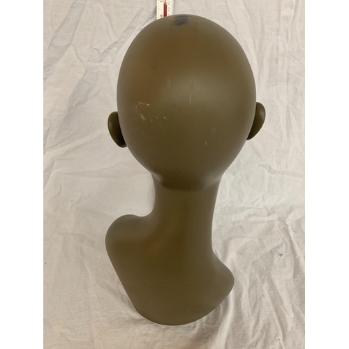 18 - A SHOP DISPLAY MANNEQUIN HEAD