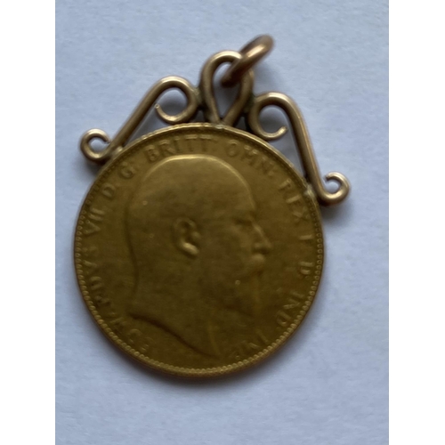 501 - A 1907 GOLD SOVEREIGN WITH A 9 CARAT GOLD FIXED MOUNT - GROSS WEIGHT 8.9 GRAMS