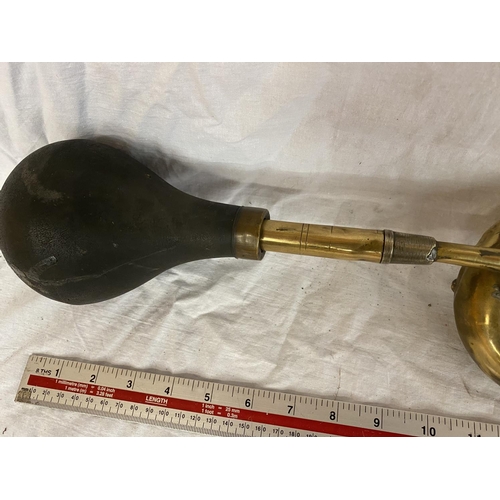 154 - A VINTAGE DELUXE BRASS CAR HORN