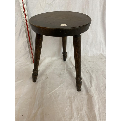 155 - A SMALL OAK STOOL ON TRIPOD SUPPORTS