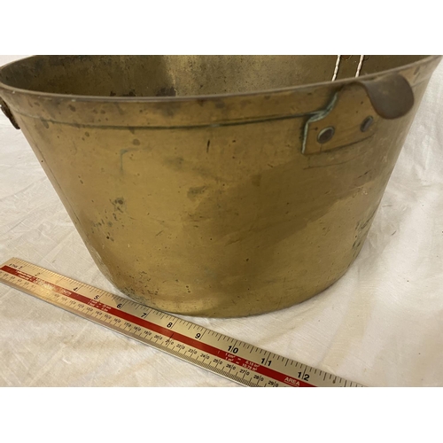 156 - A VINTAGE BRASS JAM PAN WITH CAST IRON HANDLE