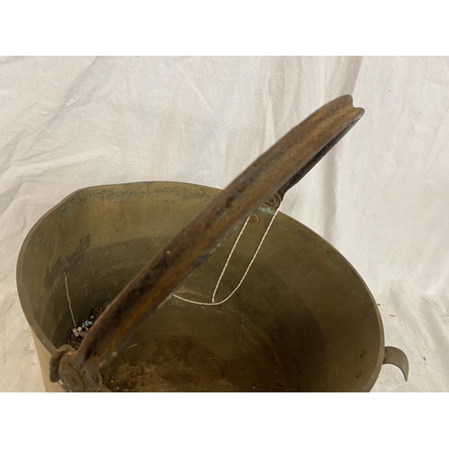 156 - A VINTAGE BRASS JAM PAN WITH CAST IRON HANDLE