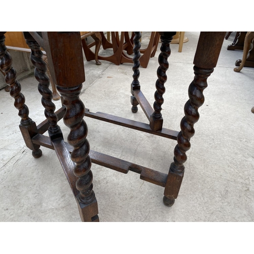 1513 - AN OVAL OAK DROP LEAF SIDE TABLE ON BARLEY TWIST SUPPORTS