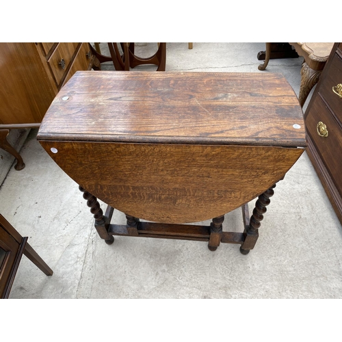 1513 - AN OVAL OAK DROP LEAF SIDE TABLE ON BARLEY TWIST SUPPORTS