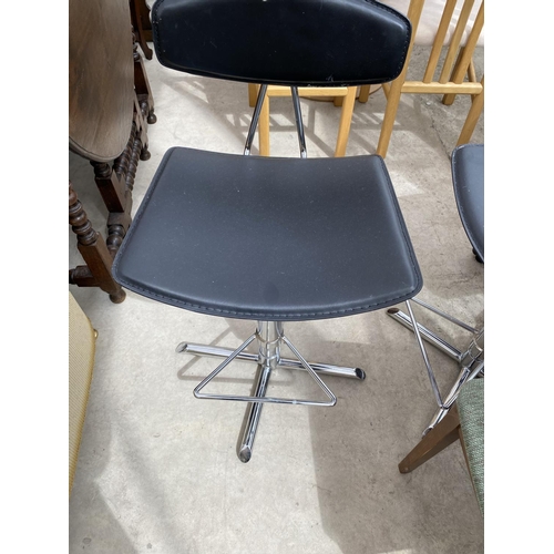 1517 - TWO BLACK KITCHEN CHAIRS ON CHROME SUPPORTS AND A BLACK DESK CHAIR