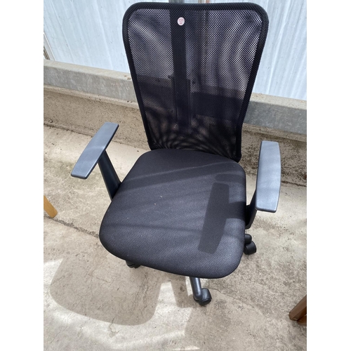 1517 - TWO BLACK KITCHEN CHAIRS ON CHROME SUPPORTS AND A BLACK DESK CHAIR