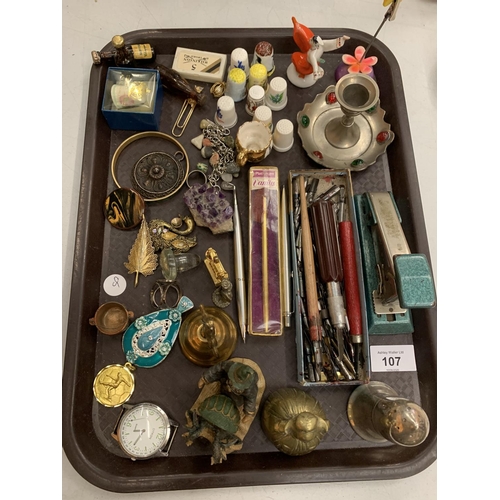 107 - A TRAY CONTAINING VARIOUS COLLECTABLES TO INCLUDE THIMBLES, CALLIGRAPHY PENS AND NIBS, WATCH FACE, B... 