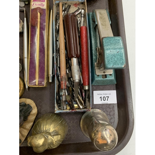 107 - A TRAY CONTAINING VARIOUS COLLECTABLES TO INCLUDE THIMBLES, CALLIGRAPHY PENS AND NIBS, WATCH FACE, B... 