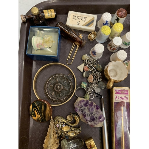 107 - A TRAY CONTAINING VARIOUS COLLECTABLES TO INCLUDE THIMBLES, CALLIGRAPHY PENS AND NIBS, WATCH FACE, B... 