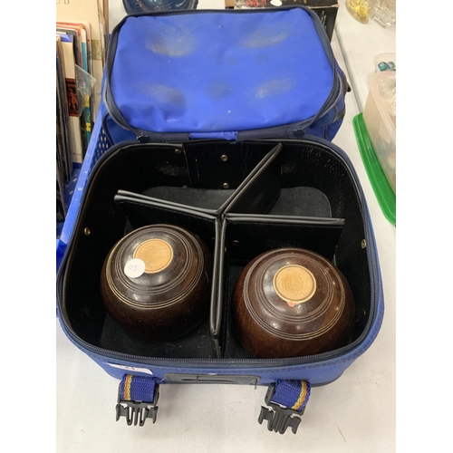 120 - A PAIR OF VINTAGE BOWLS IN A CARRY CASE