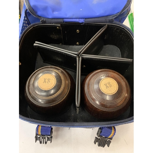 120 - A PAIR OF VINTAGE BOWLS IN A CARRY CASE