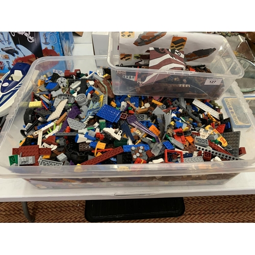 127 - A LARGE QUANTITY OF LEGO PIECES