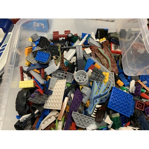 127 - A LARGE QUANTITY OF LEGO PIECES