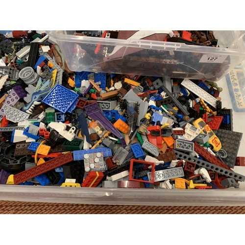 127 - A LARGE QUANTITY OF LEGO PIECES