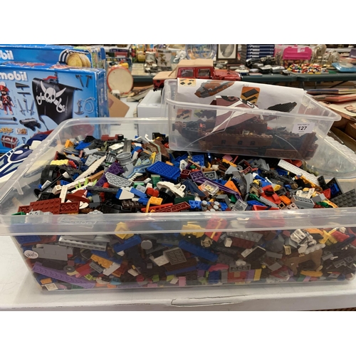 127 - A LARGE QUANTITY OF LEGO PIECES