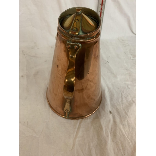 160 - AN ARTS AND CRAFTS COPPER AND BRASS LIDDED JUG 25CM TALL